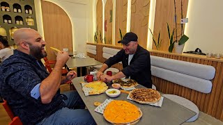 ترويقة مناقيش لبنانية وتمشاية في شارع الحمرا في بيروت