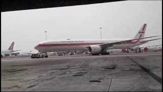 Pesawat Besar B777 masuk Hangar