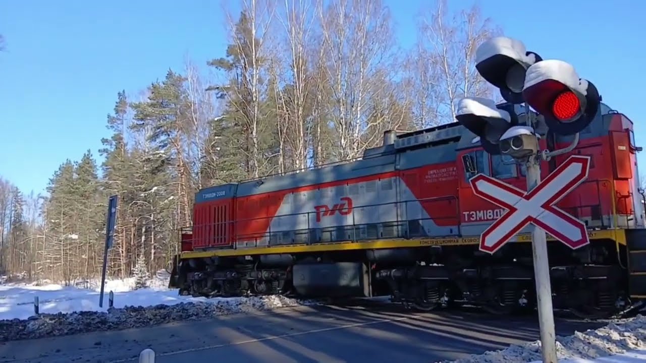 ТЭМ18ДМ 2008 с цистернами, подъездной путь к станции Левашово (Сертолово)