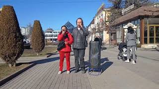 свободный музыкант. музыка в паркекисловодска. семейный дуэт  София,Петр  снег кружиться
