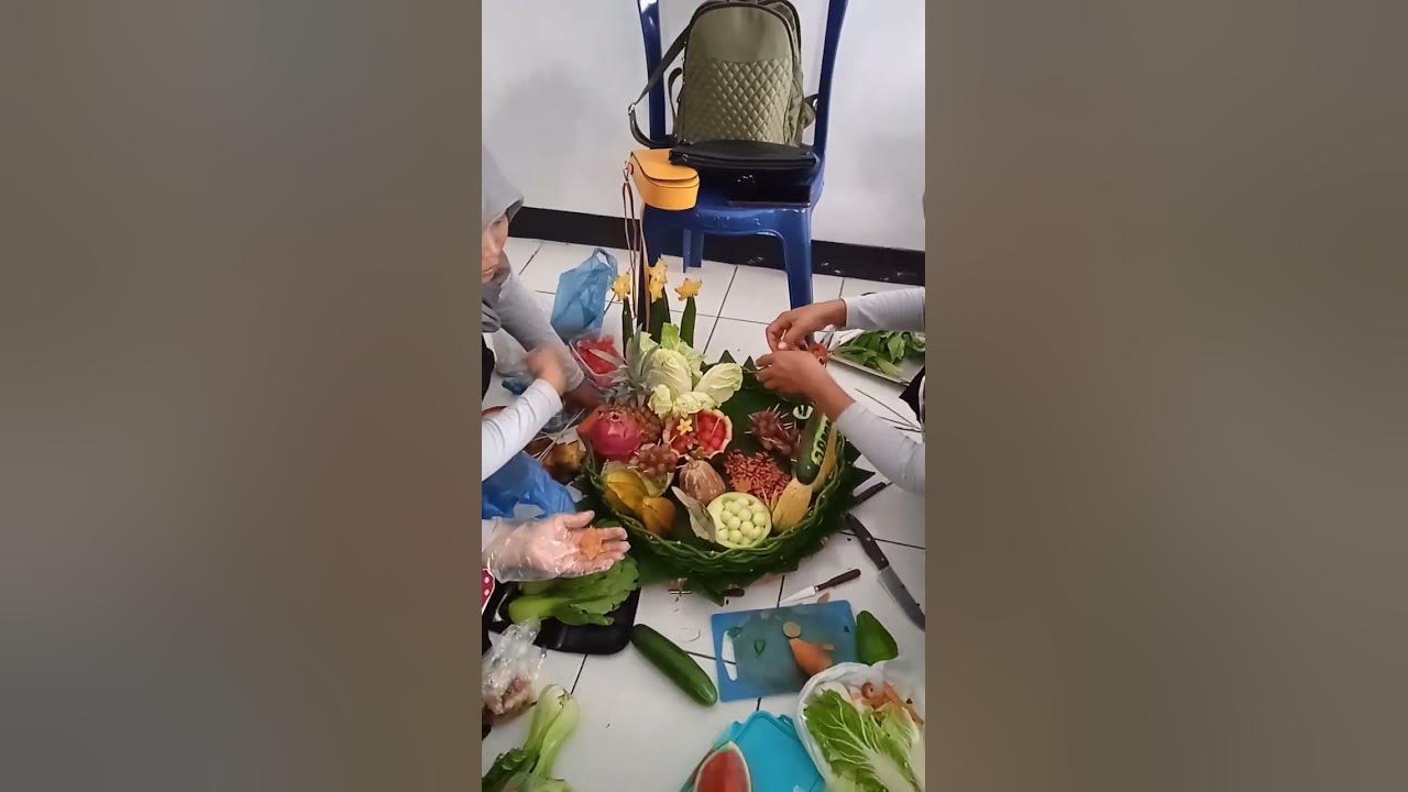 merangkai buah dan sayuran