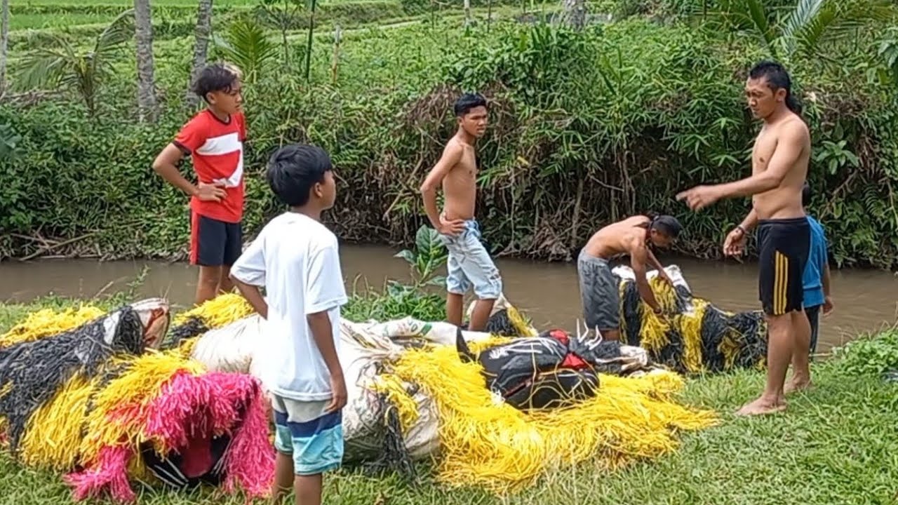 MEMANDIKAN CAN MACANAN MAONG REMAS [PART 1] - komedi madura