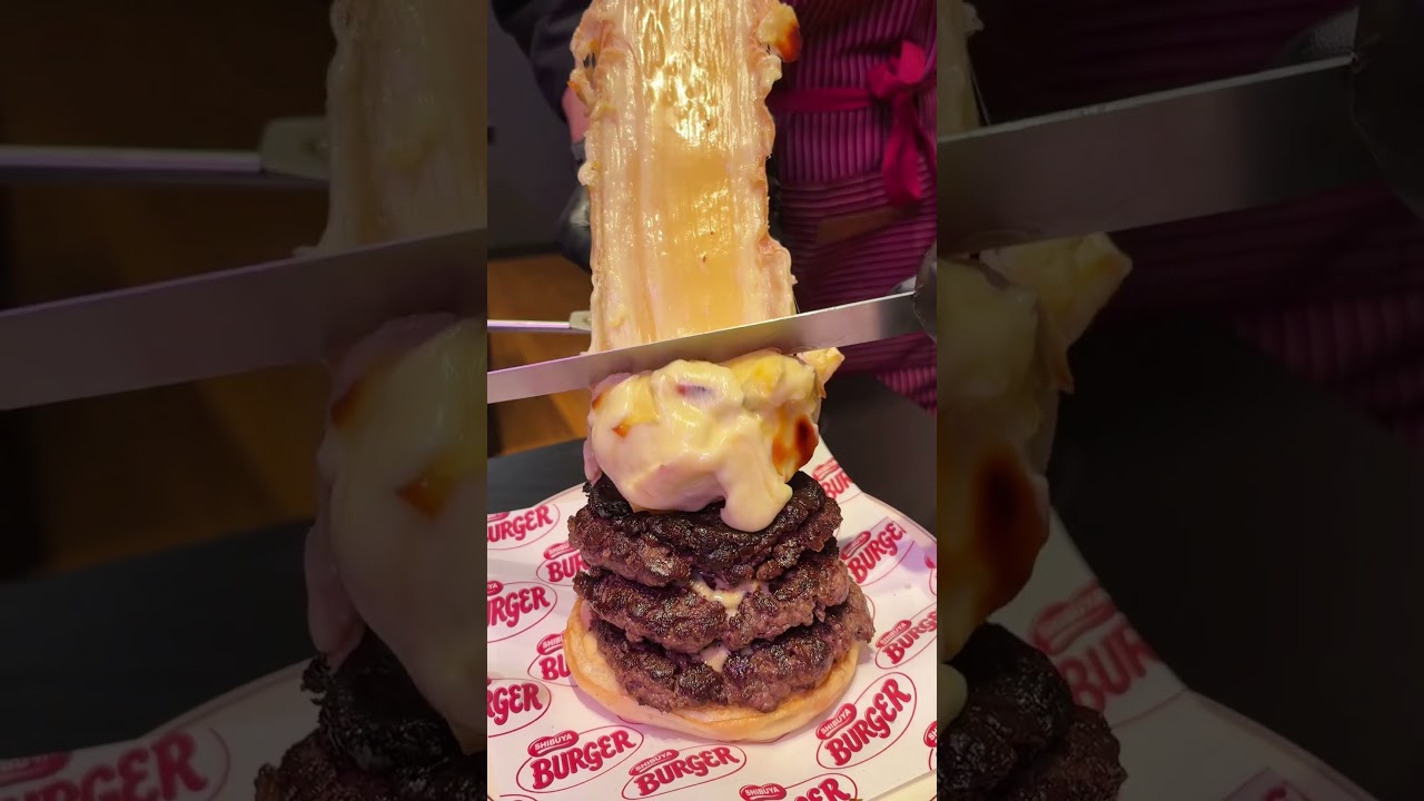 豪快にラクレットチーズをかけてたべる贅沢すぎるチーズバーガー! #japanesefood