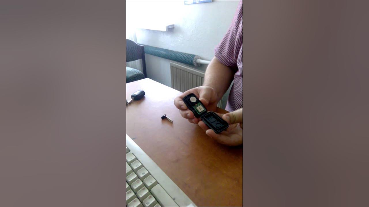 Как поменять батарейку в ключе тойота хайлендер Как поменять батарейку в ключе от тойота хайлендр - YouTube