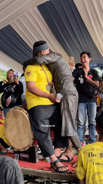 Dipeluk Kuda Limping di atas panggung