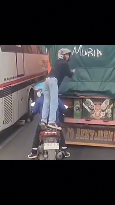 Viral, Dua Pemotor ini Nekat Corat-coret Truk Muatan di Pati