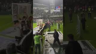 🇧🇷 INSOLITE | Ce joueur brésilien tombe dans un trou après avoir marqué un but｜TF1 INFO