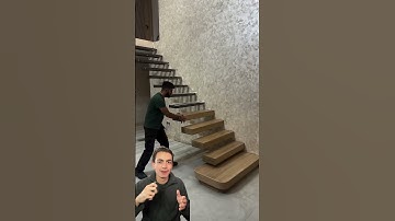 Escada flutuante é sustentada por estrutura metálica antes do acabamento #arquitetura #engenharia