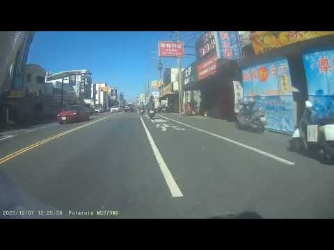 【馬路三寶】【車禍影片】路邊臨停車輛，機車後照鏡擦撞行人後跌倒（20221207 台南市安南區安和路一段96巷口