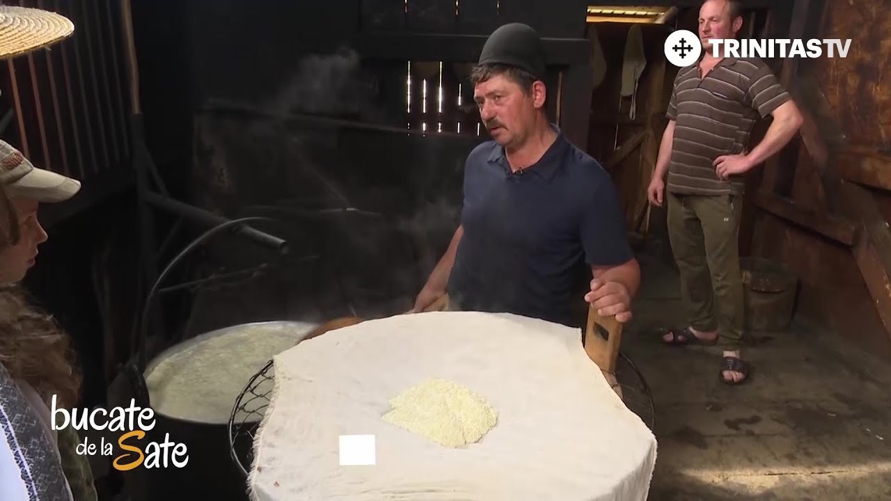 Așa se face o jintiță adevărată la o stână din munții Stânișoarei, Pipirig