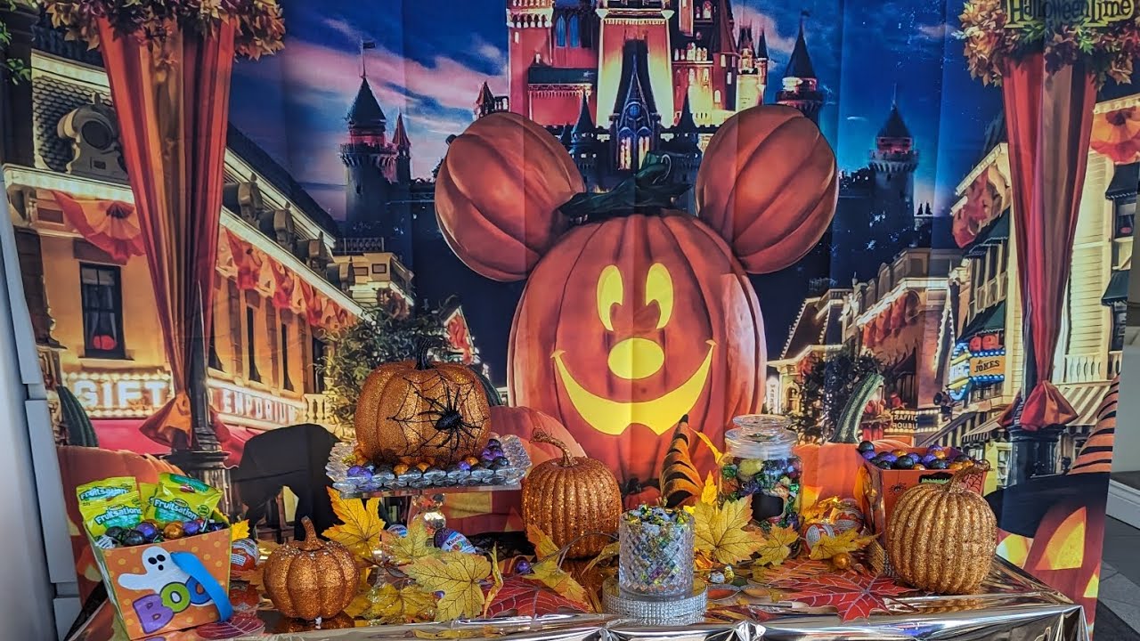 halloween-events-toronto-costumes-and-pets-welcome-photo-station