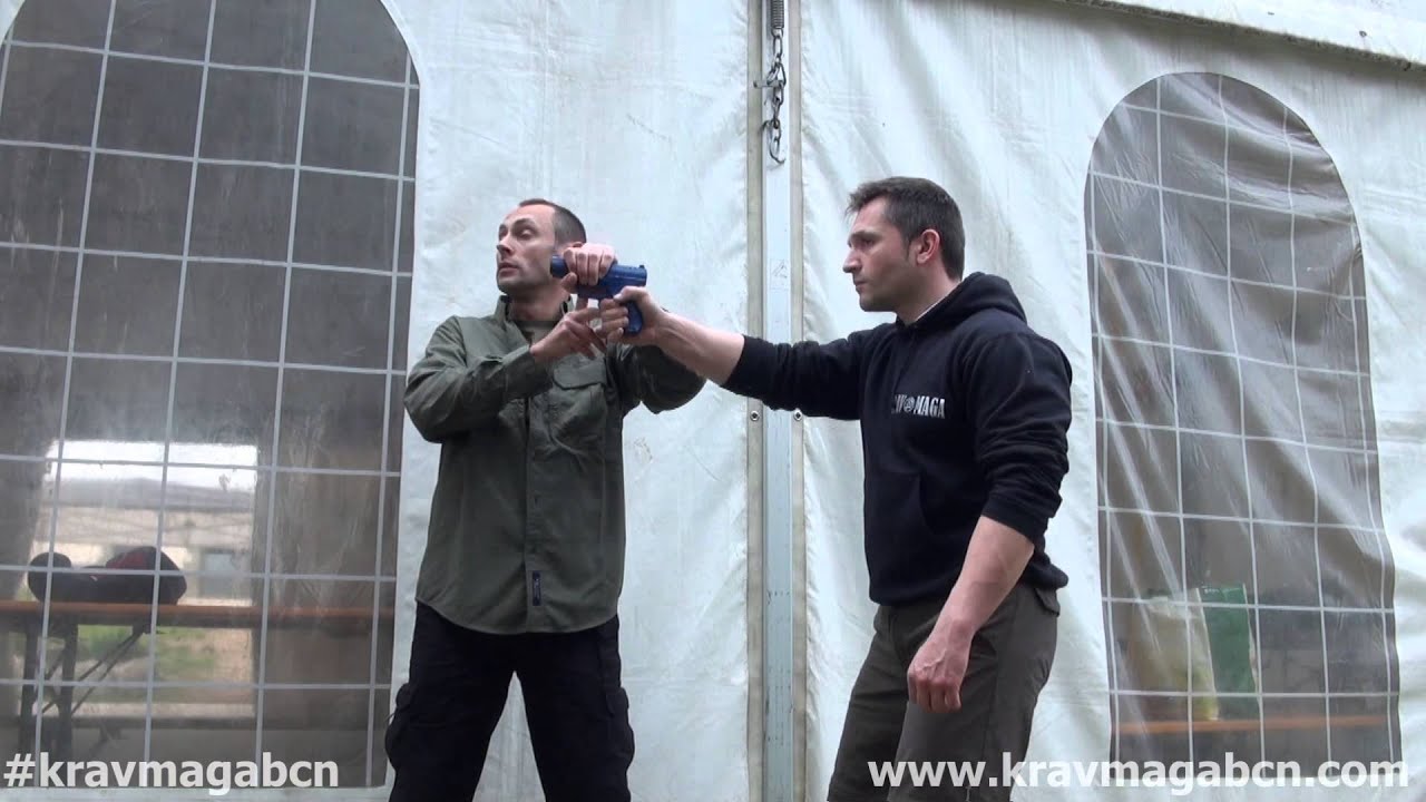 Amenaza pistola lateral. Andres Bravo. Krav Maga Wolrdwide Barcelona