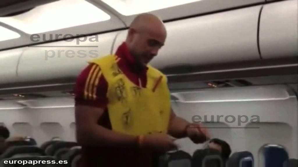 Pepe Reina hace de azafato en el avión de la Selección