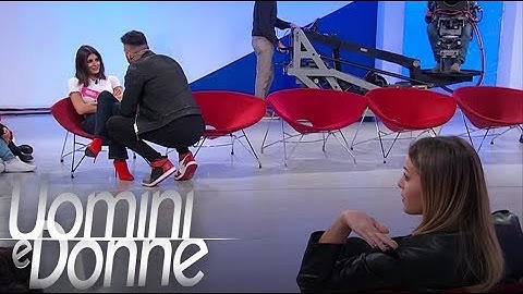 Uomini e Donne, Trono Classico - Lorenzo, Claudia e Giulia: un ballo indigesto