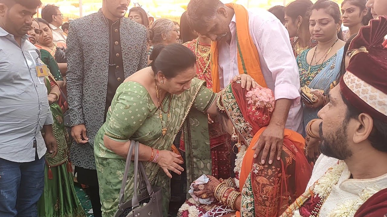 વસમી છે વિદાયની વેળા,દીકરીને આવ્યા સાસરના તેડા. Vashmi 6e Viday ni Veda dikri Ne aavya asr na teda.