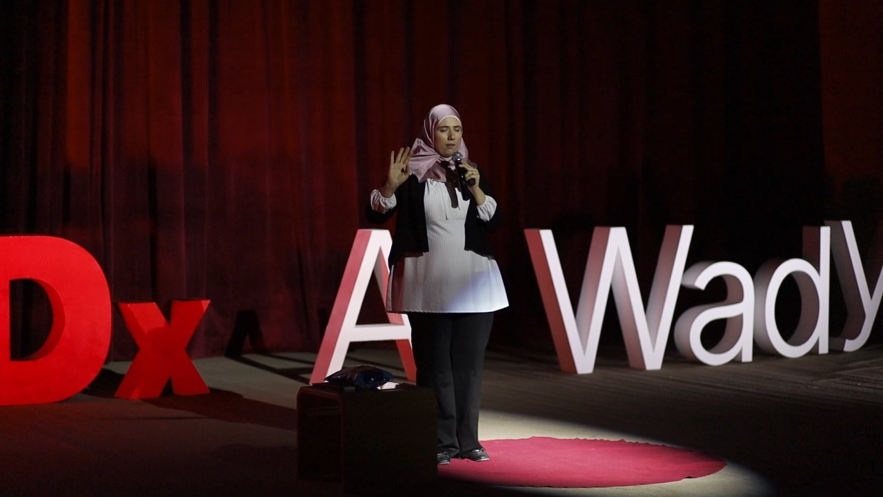 ضبط الأكل العاطفي :ليس مجرد حمية بل أسلوب حياة | لمى البارودي | TEDxAl Wady