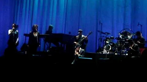 Leonard Cohen faints in Valencia during concert
