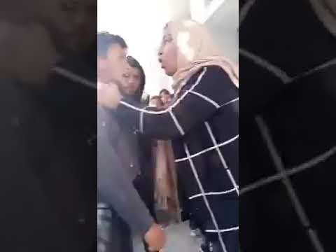 تلميذ يستفز استاذة ويثير عضبها وردة فعلها غريبة