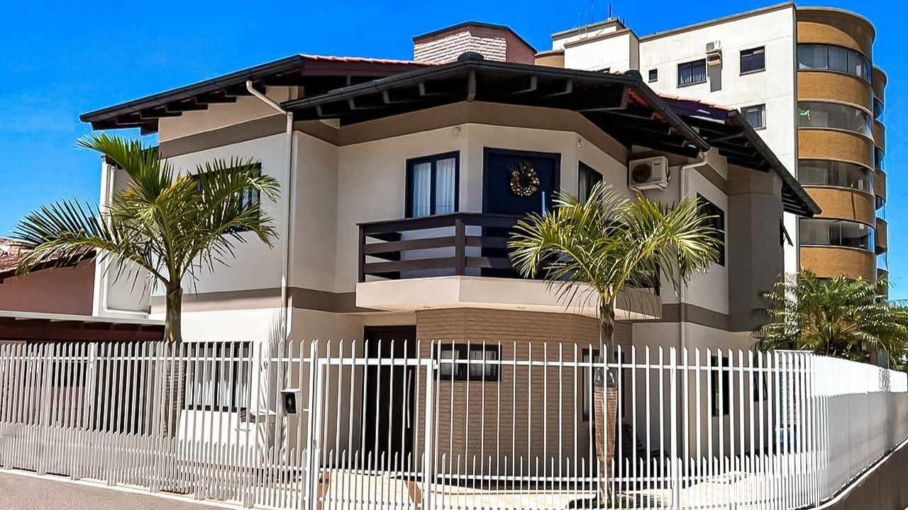 CASA APAIXONANTE NO ESTILO EUROPEU, À VENDA, MOBILIADA, 3 QUARTOS, 1 SUÍTE MASTER E PISCINA AQUECIDA