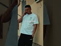 él no es lo mismo, a él le falta ritmo