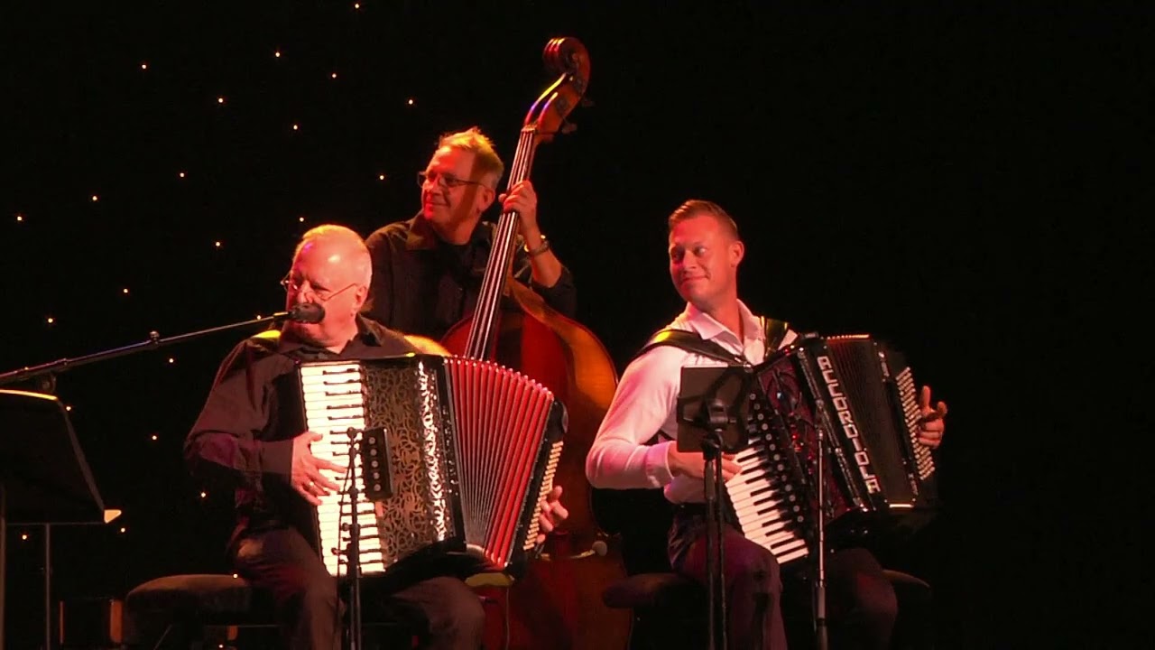 `t Rembrandt Duo:  Meezing medley  Drunken sailor Anchors aweigh - Vissersmeisje  Daar bij die molen