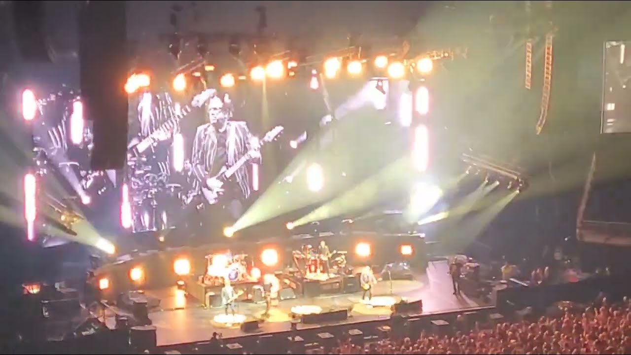The Offspring intro and Come Out & Play live London O2 Arena 14.11.25 