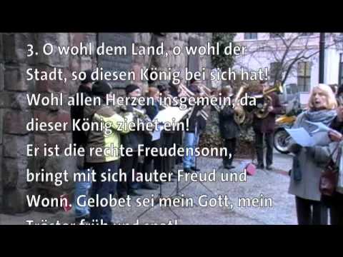 Berlin-Mitte: Choral "Macht hoch die Tr, die Tor m...