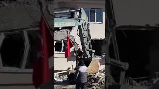 Çorumlu AFAD görevlisi, Türk bayrağı enkazda bile yere düşürmedi