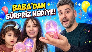 Seli̇n Ve Deri̇n Babasi Kizlara Sürpri̇z Hedi̇ye Neler Aldikomik Eğlenceli Çocuk Videoları