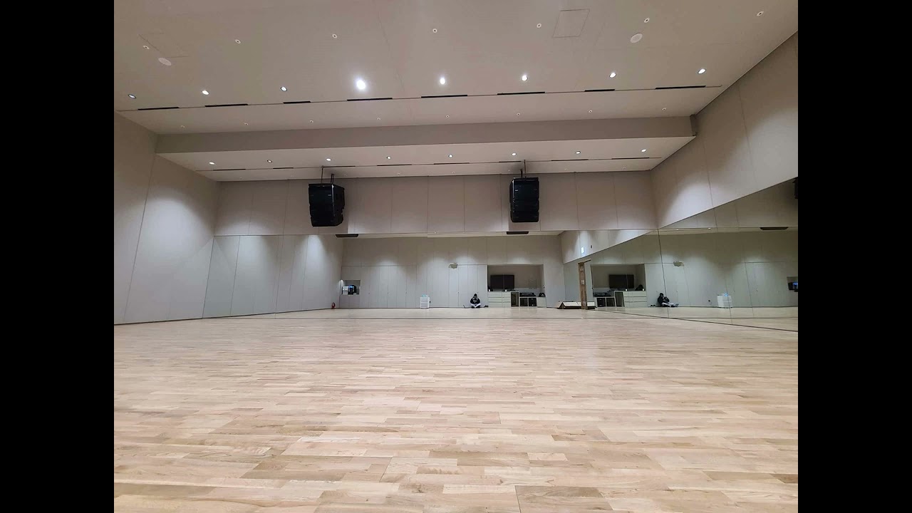 ILLIT Lucky Girl Syndrome Empty Dance Studio