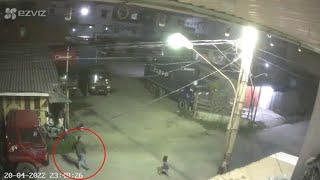 Detik-detik Satu Keluarga Dikejar Geng Motor, Ayah Ditikam hingga Tersungkur ke Parit