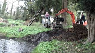 Truxor Clamshell bucket removing silt from Garden Pond