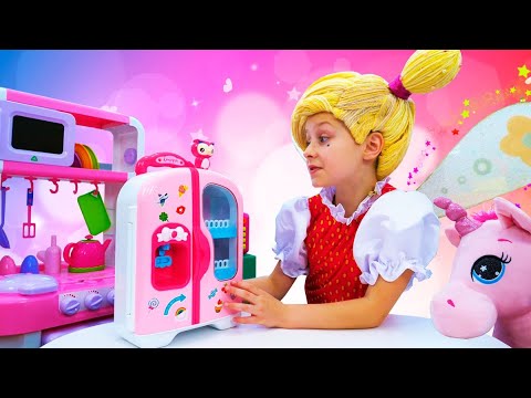 Умеет ли маленькая Фея готовить? | Играем с Фееринками
