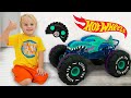 Vlad dan Chris belajar berbagi mainan dengan bermain truk monster Hot Wheels RC