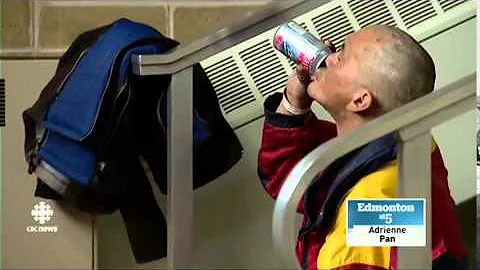 Бродяга играет на пианино в центре города Edmonton's piano man Ryan Arcand