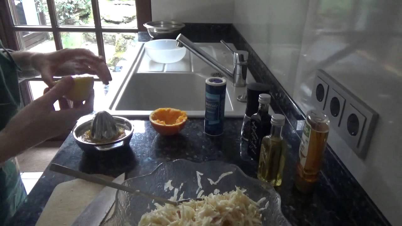 Selleriesalat 1 x gekocht und 1 x roh (vegan)         (Werbung/Produktplazierung unbezahlt)