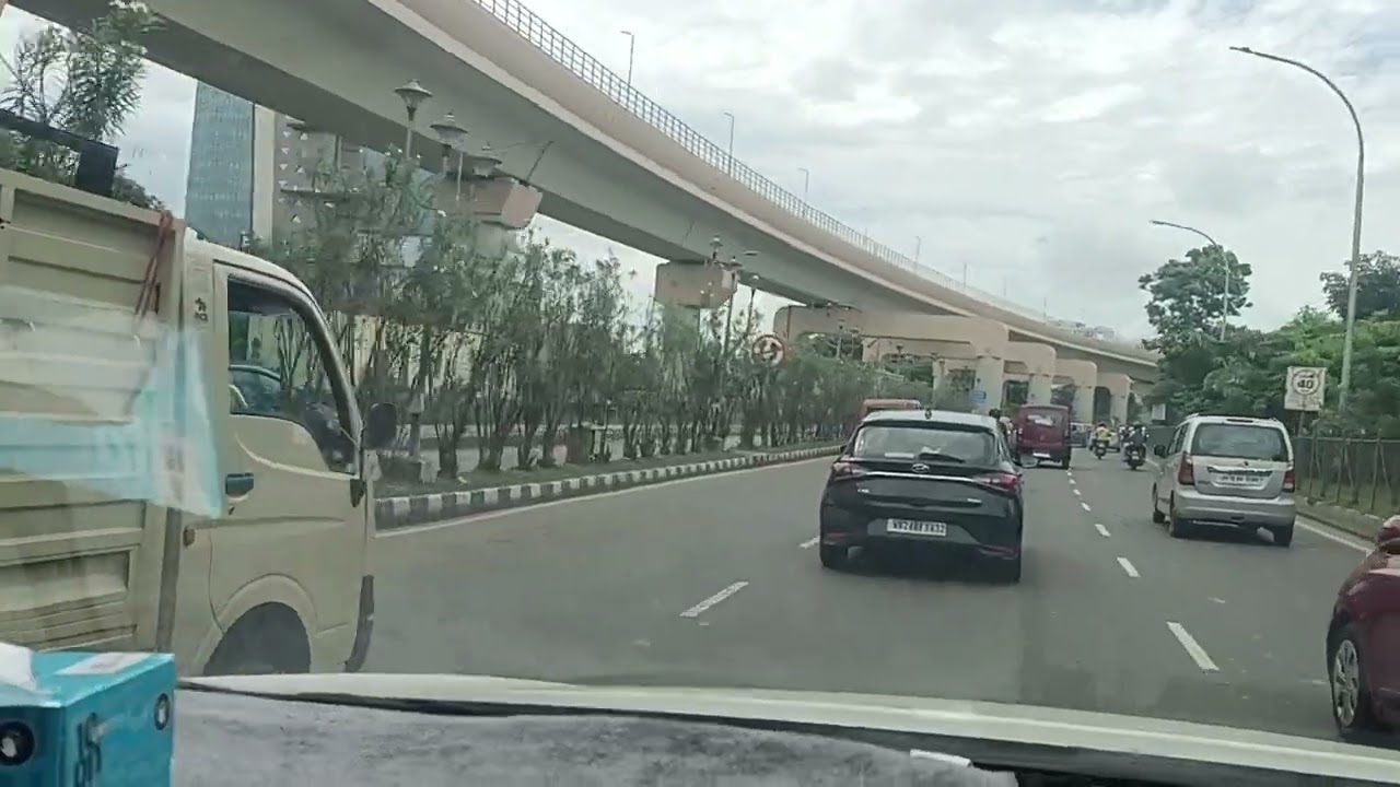 Kolkata new town (Rajarhat) jate waqt dikha hanging  restaurant 