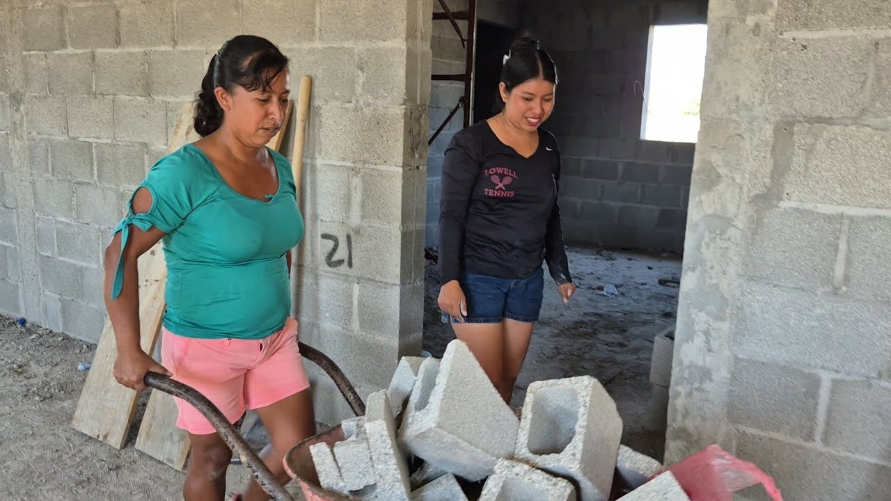 Se viene la echada del piso el grupo vino a limpiar y a sacar todo🏠