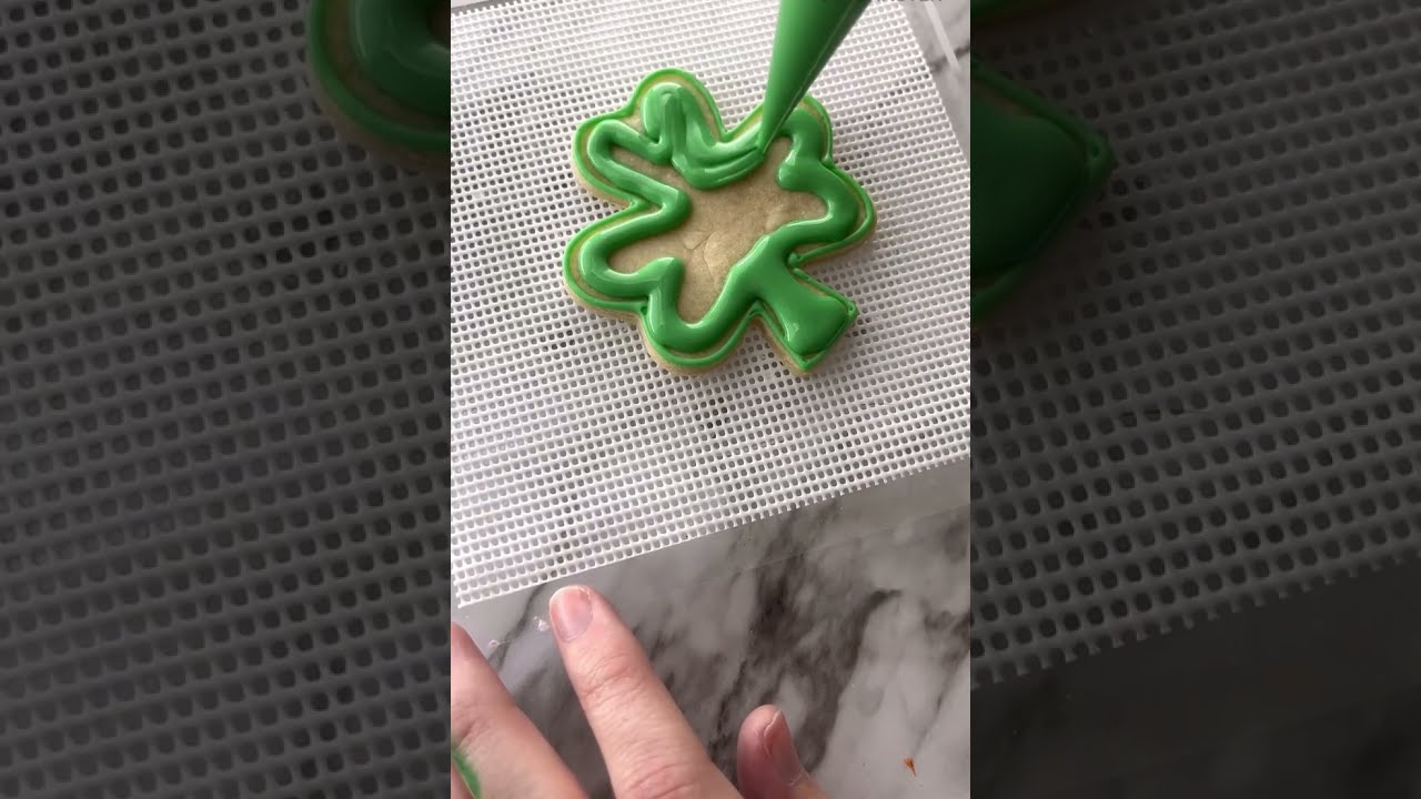 Satisfying Polka Dots Shamrock | Cookie Decorating 