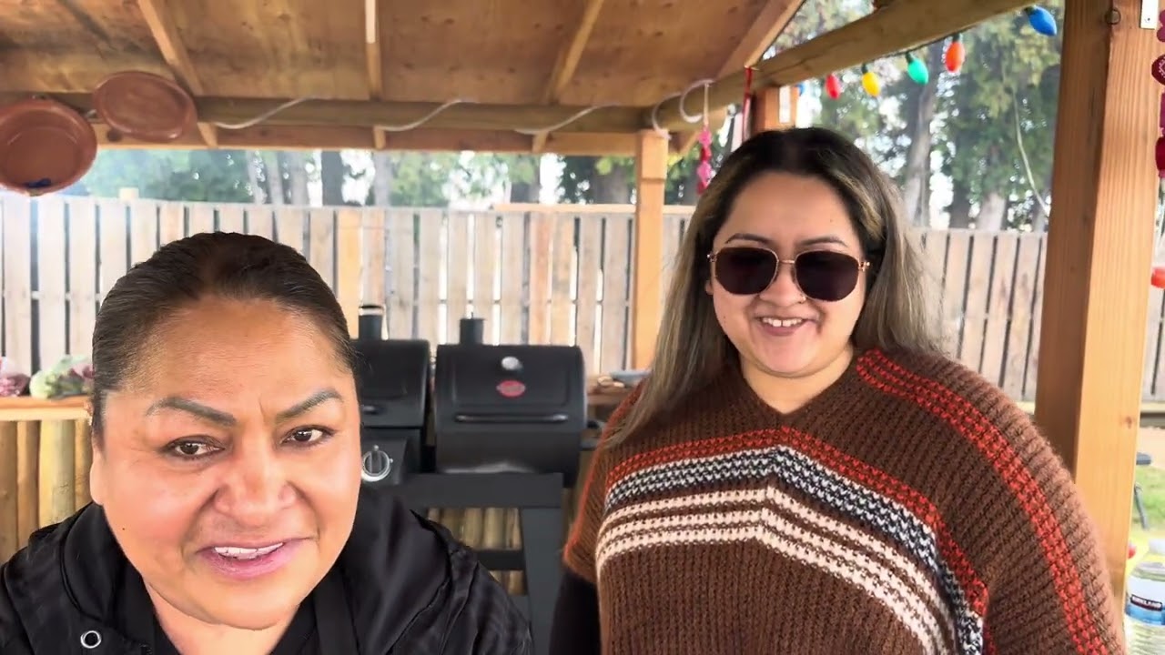 Mole oaxaqueño y tortitas de camarón y nopales