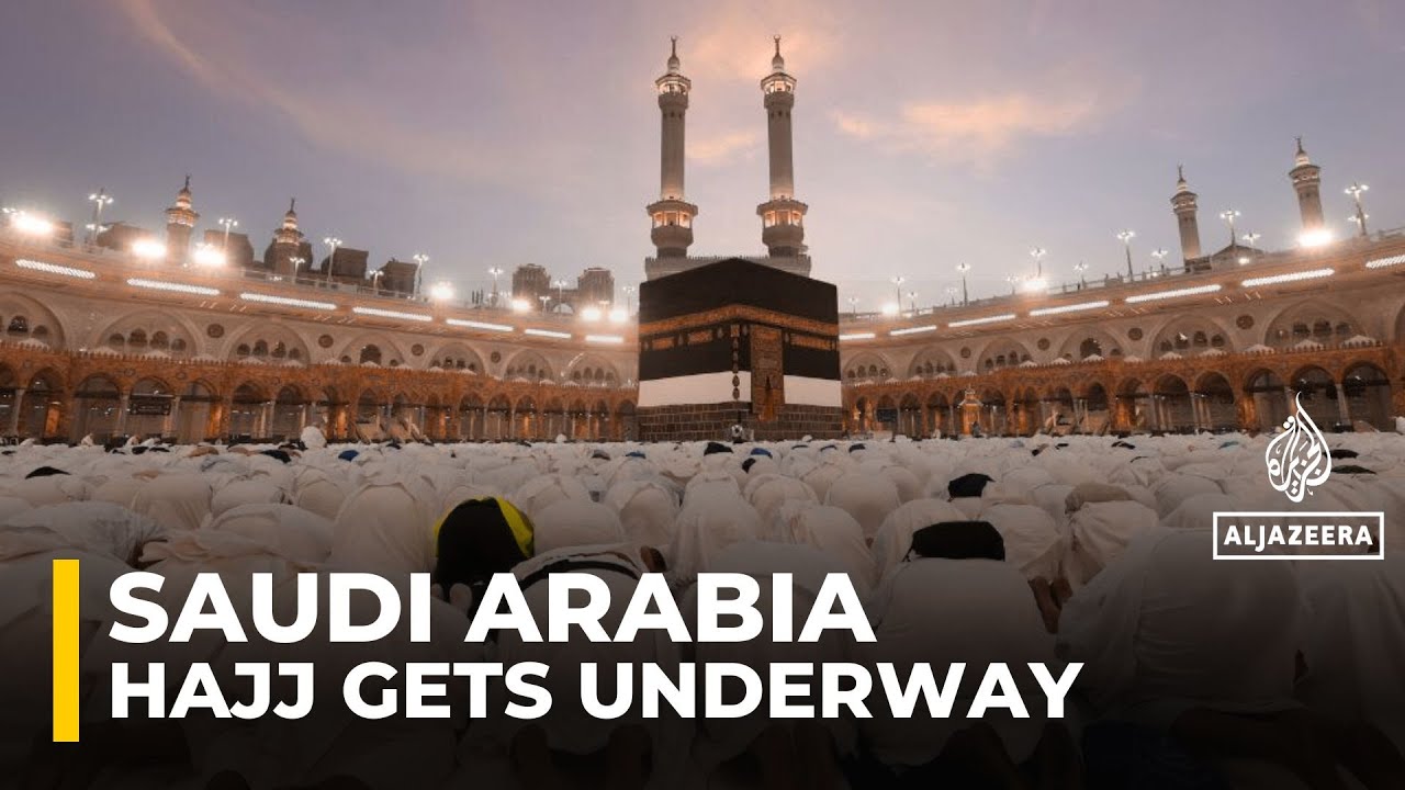 يصل الحجاج المسلمون إلى منى لأداء "يوم التروية" مع بدء الملايين مناسك الحج