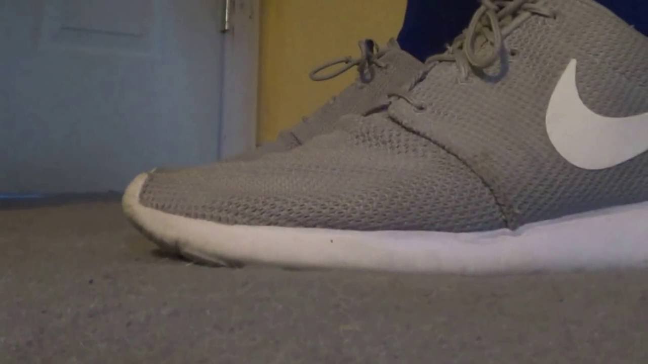 nike roshe on feet