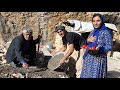أثار رجل يبلغ من العمر 89 عام ا دهشة الجميع مرة أخرى بمساعدته لزوجين شابين فقيرين لكنهما سعيدان