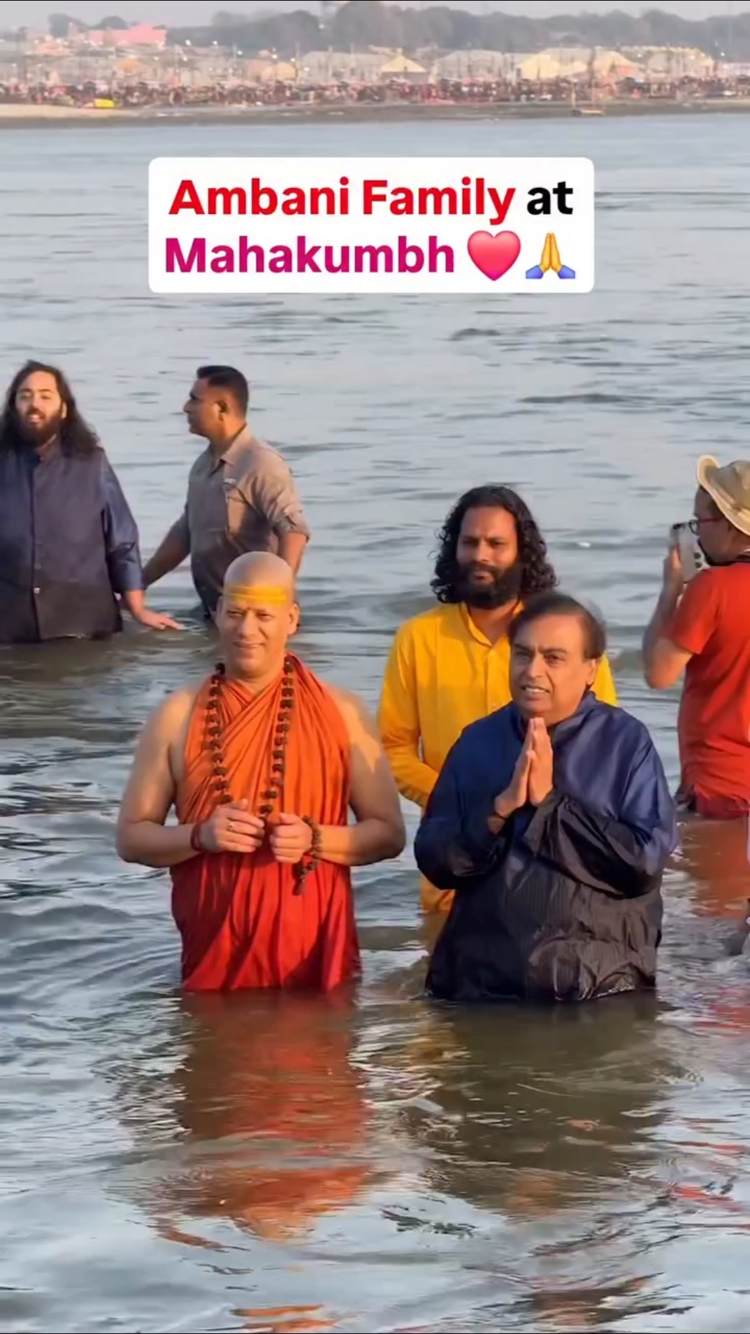 #mukeshambani #anantambani #akashambani take holy dip at Mahakumbh ?? #filmykalakar