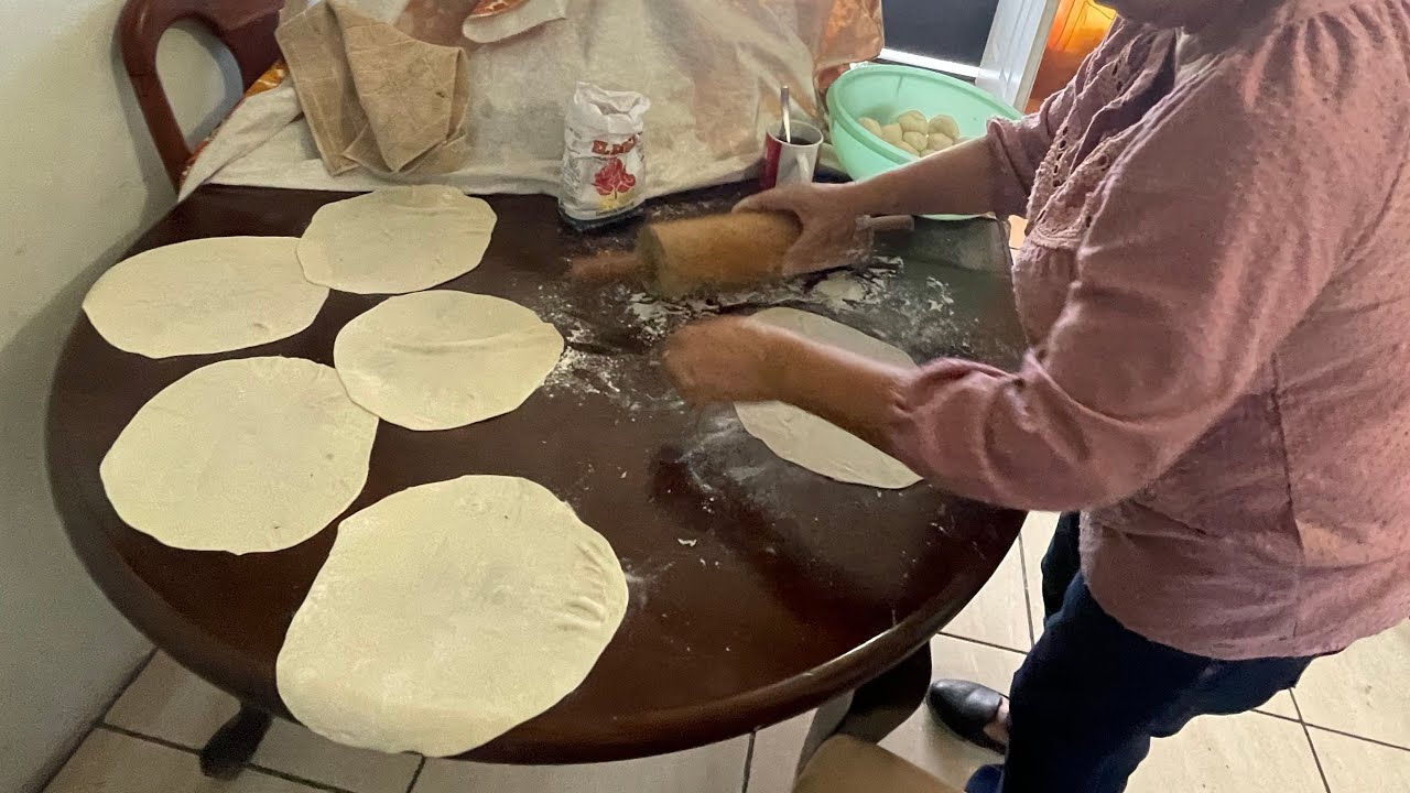 Tortillas de harina a mano! Hechas en casa! 