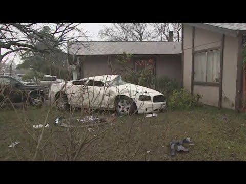 Speeding car crashes into home in Carmichael - YouTube
