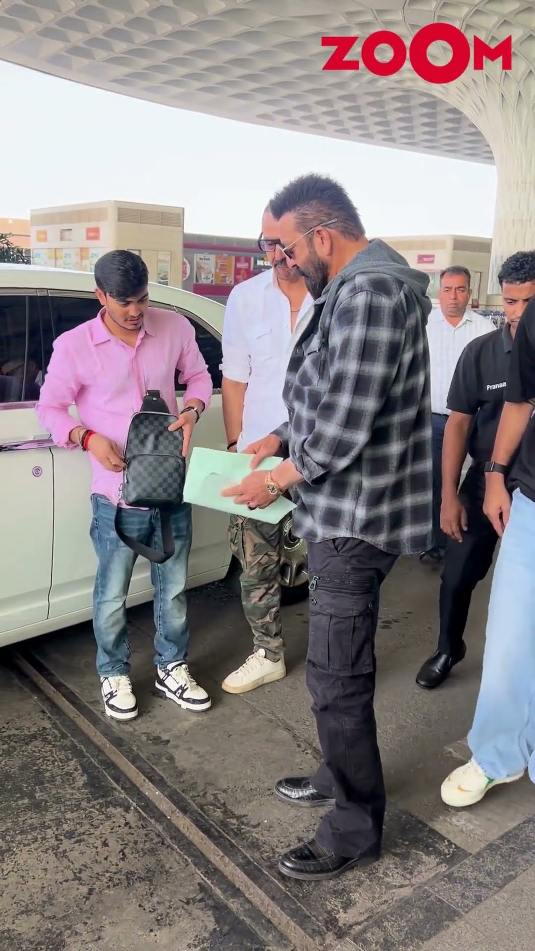 Sanjay Dutt GESTURES to the paps when they say 'Love you baba' at the airport #sanjaydutt #shorts