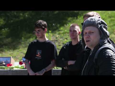 В 9 мая на Антакальнисском кладбище в Вильнюсе: собираются люди, звучит русская музыка