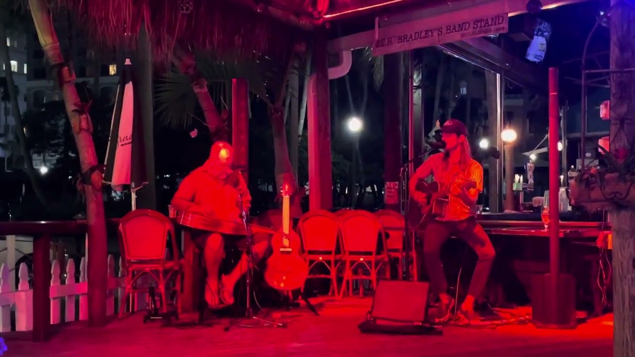 🕊️ Solo memories in West Palm Beach at E.R. Bradley’s 🎶 