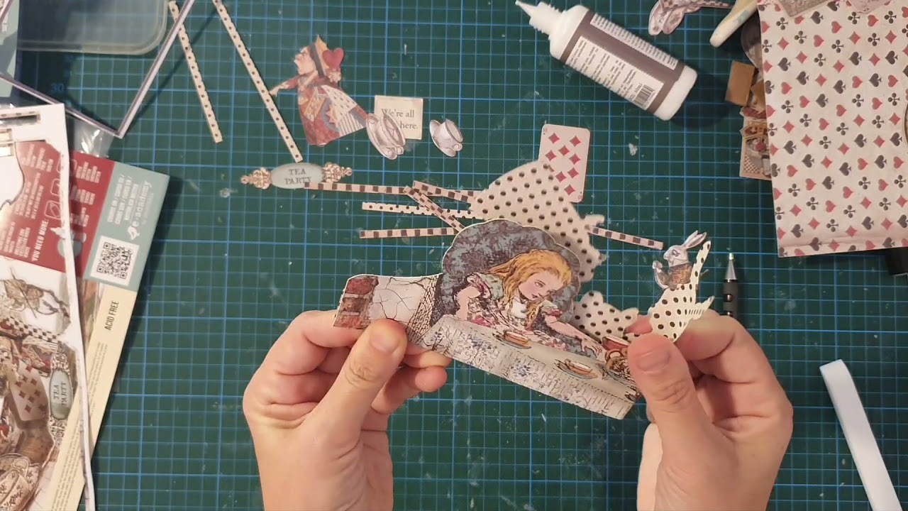 Postal pop up Alice in Wonderland Sonhos com Papéis- kit Rodovan Kyanica by Stamperia- making of